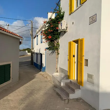 Casa Da Travessa By Madrabica Hébergement de vacances Atouguia Da Baleia